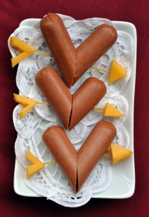 сосиски с сыром в виде сердечек и стрел для любимого человека на праздник