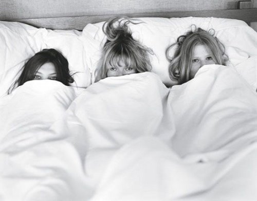 три девушки прячутся под одеялом