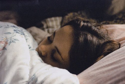 девушка спит на спине под одеялом