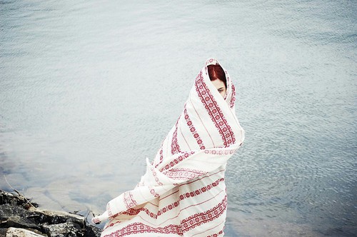девушка на море под одеялом