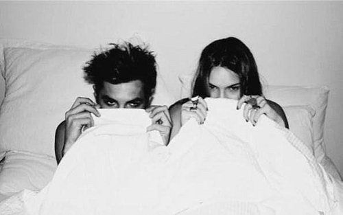 парень с девушкой прячутся под одеялом