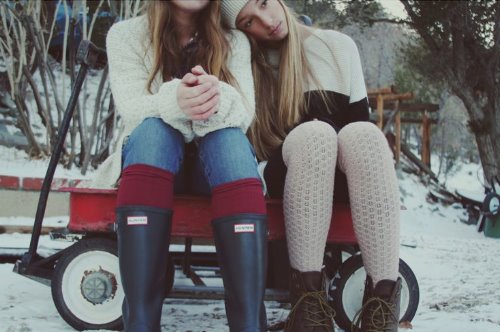 две подружки сидят в тачке зимой