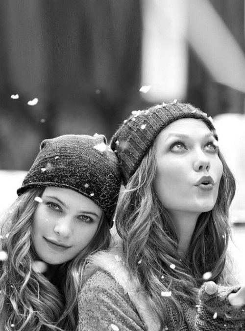 две девушки подружки в вязаных шапках зимой