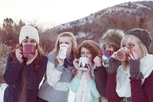 пять подруг согреваются чаем на поляне зимой среди гор