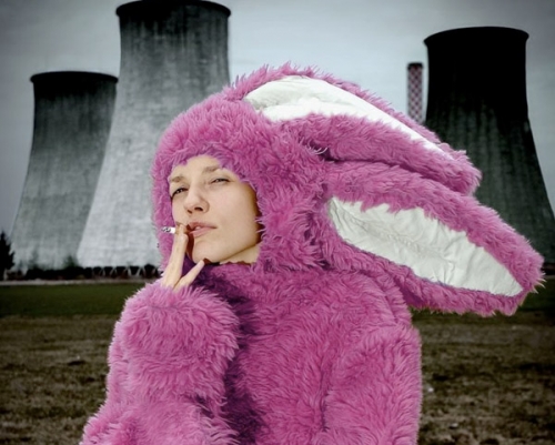 девушка в костюме плюшевого розового зайца