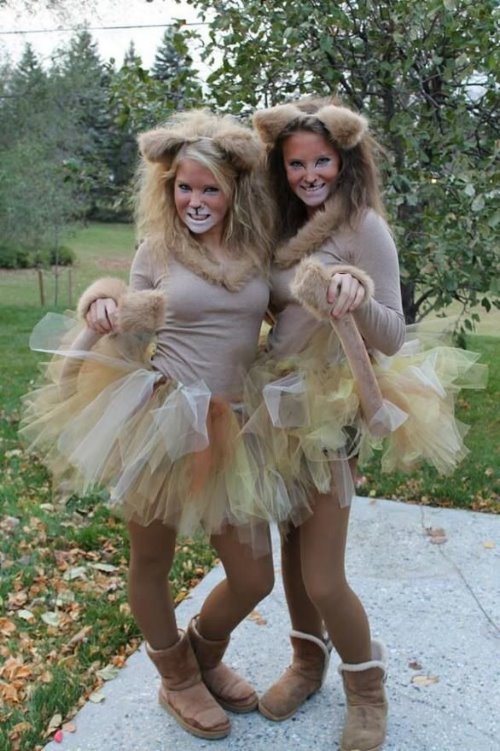 две девушки подружки в образе львиц