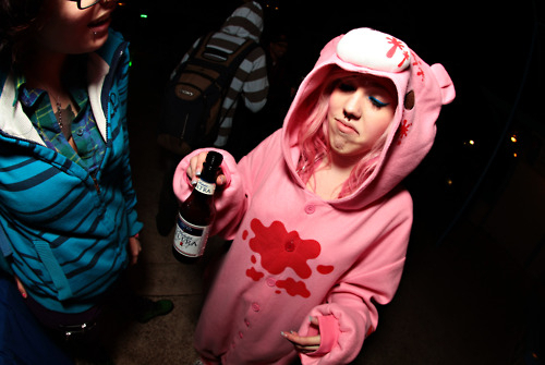 девушка в клубе в образе свиньи