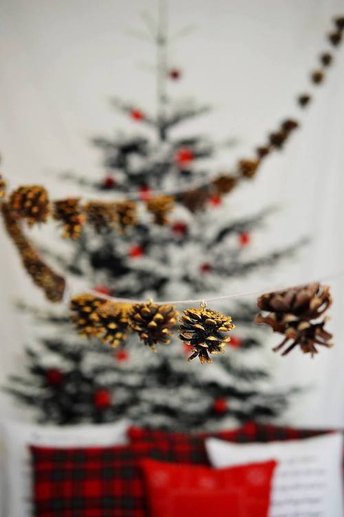 праздничная новогодняя гирлянда с шишками на елку своими руками
