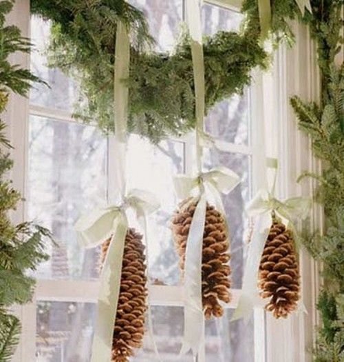 украшаем окно шишками и еловыми ветвями на новый год