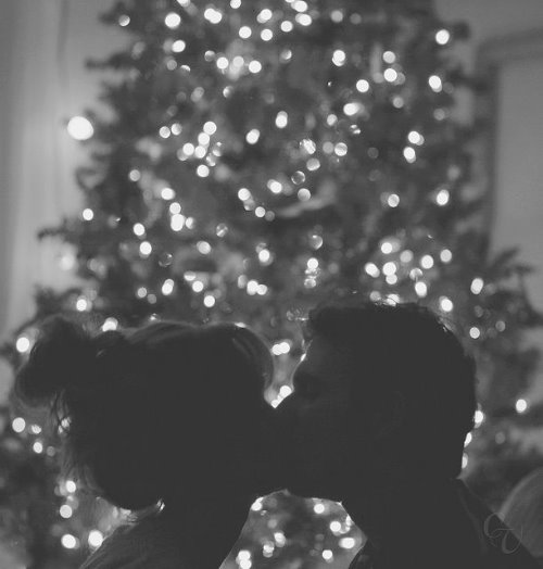 влюбленные целуются дома под елкой