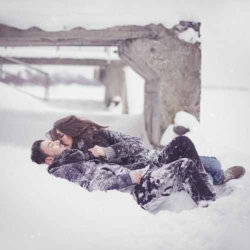 влюбленные валяются в снегу