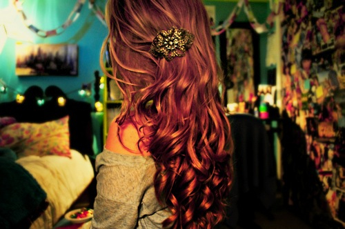 рыжая красавица со спины в комнате с брошью в волосах