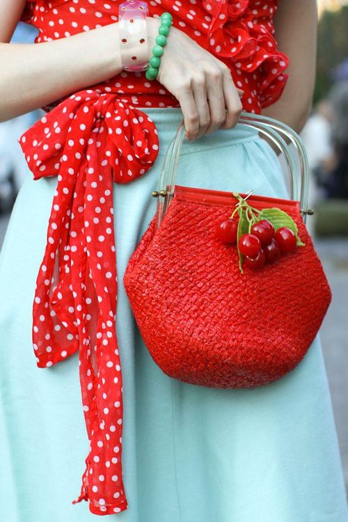 девушка в ярко красной блузке с сумочкой