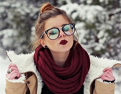 модница в очках с пучком зимой