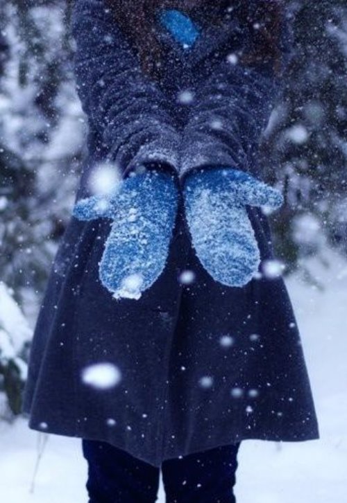 девушка в варежках встречает первый снег идеи фото