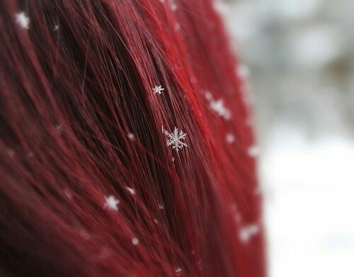 снежинки в волосах девушки красного цвета