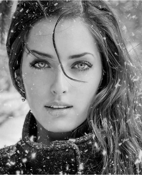 чернобелый портрет девушки зимой с снежинками в волосах
