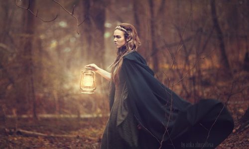 девушка в образе эльфийки с фонарём в осеннем лесу