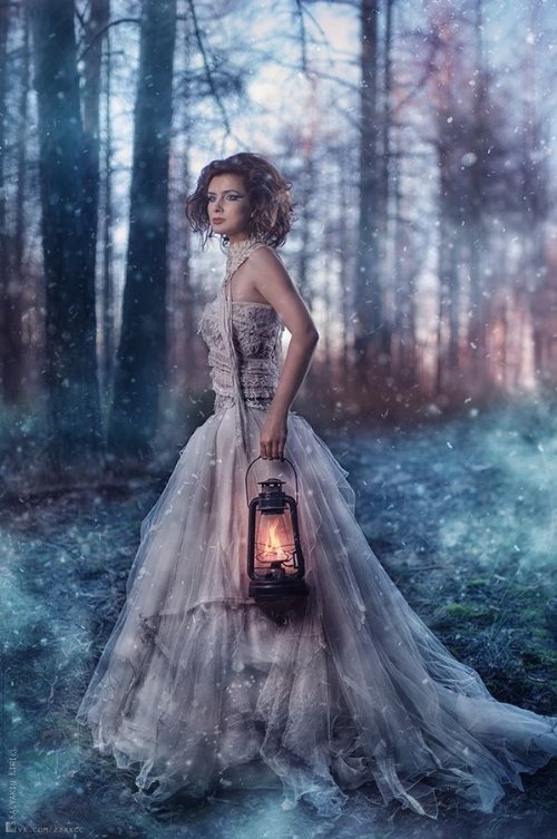 девушка в длинном платье с фонарем в осеннем лесу