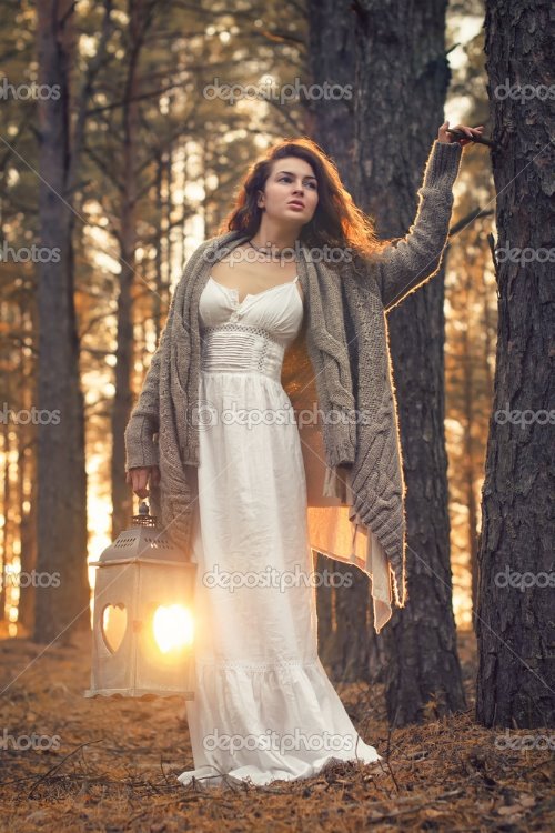 девушка в осеннем лесу с фонарем
