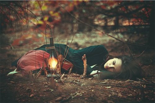 девушка лежит возле фонаря в осеннем лесу