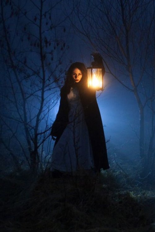 девушка ночью в лесу с заженным фонарем