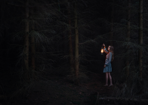 девушка в ночном лесу осенью с фонарем