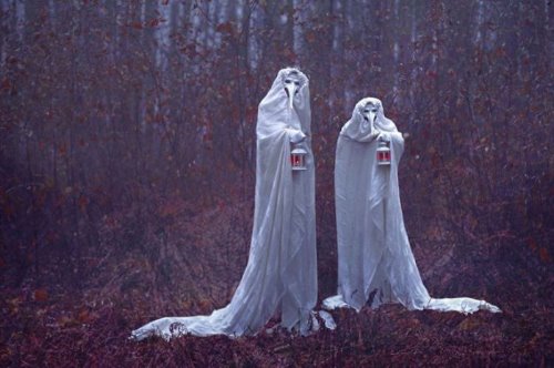 страшные белые фигуры в масках с фонарями в руках идеи для фотосессии в лесу