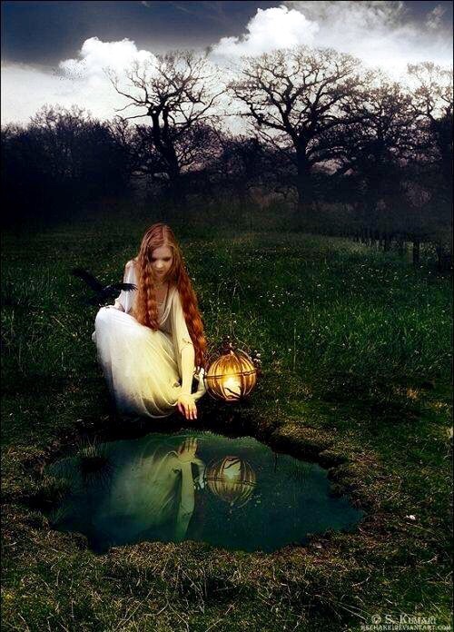 девушка в вороном возле озера в лесу с фонарем