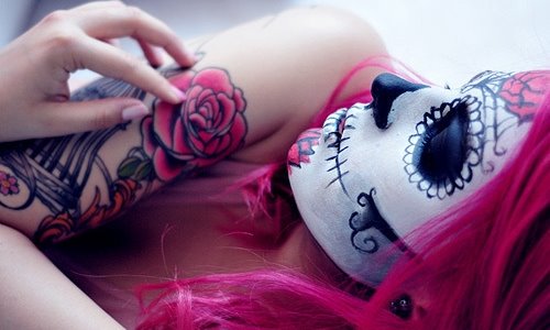 макияж невесты на хэлловин девушки с татуировками и розовыми волосами