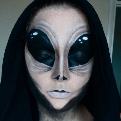 девушка с макияжем инопланетянки