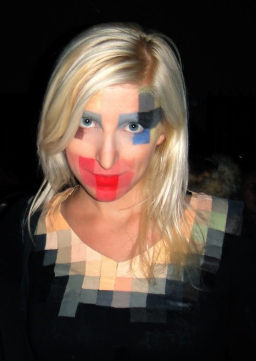 блондинка с макияжем в стиле пикселей
