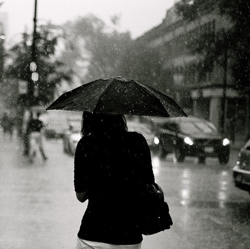 девушка спиной под зонтом осенью чернобелое фото