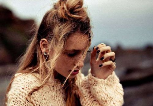 светловолосая девушка с веснушками в свитере осенью без солнца