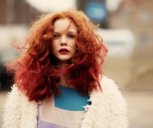 рыжая девушка с растрепанными волосами осенью чувственное фото