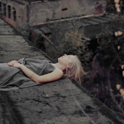 девушка лежит на крыше заброшки как осенний лист