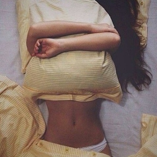 девушка не хочет просыпаться и обнимает подушку