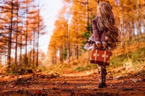 маленькая девочка спиной в осеннем желтом лесу