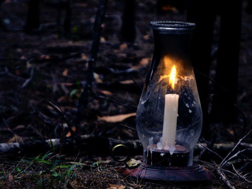 подсвечник с горящей свечой магия осени в лесу