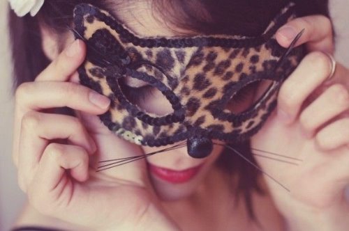 портрет девушки в леопардовой маске ванильное атмосферное фото