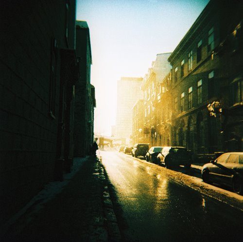 атмосферное утреннее фото на пленку города - улица, дома, машины