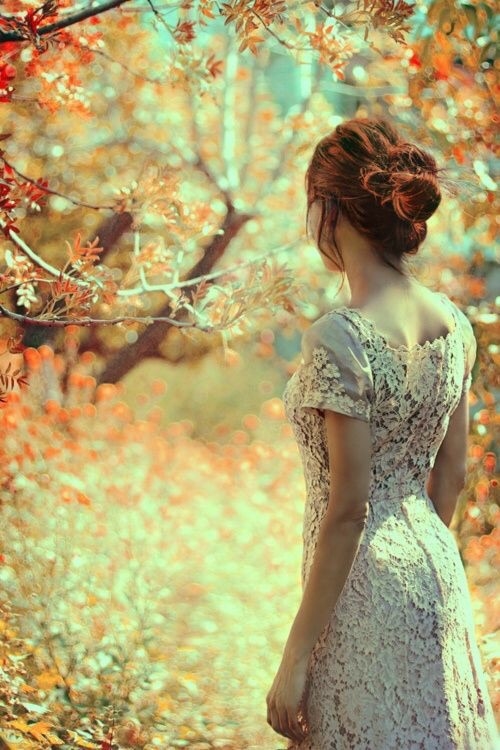 девушка в кружевном платье осенью со спины в парке под деревом