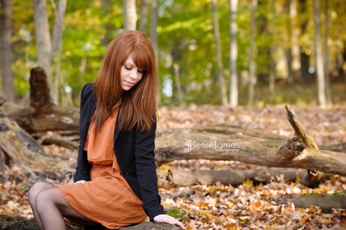 девушка в рыжем платье сидит на дереве в парке идеи для фотосъемки