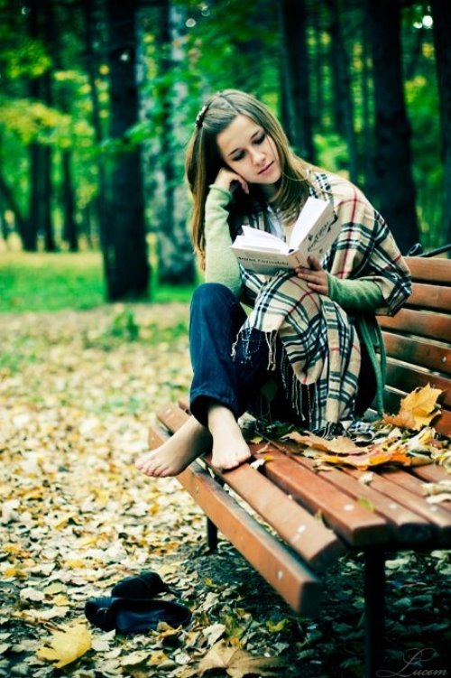 девушка читает на скамейке в парке осенью идеи для фотосессии