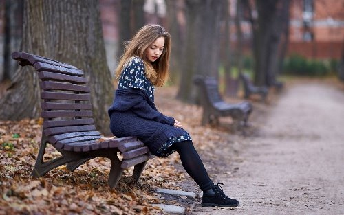 девушка на лавочке в парке осенью