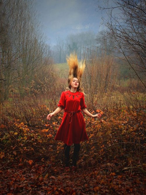 блондинка в красном платье осенью в парке