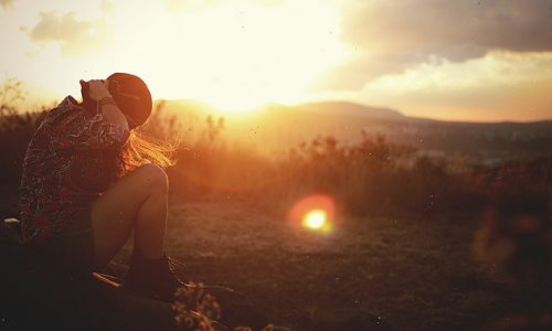 девушка в кепке осенью в лучах заходящего солнца