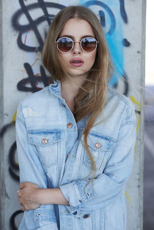 девушка в джинсовой рубашке с длинным рукавом в солнцезащитных очках осенью