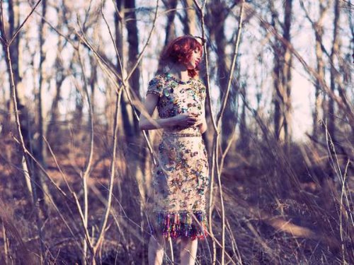 рыжая девушка в длинном платье с блестками среди голых осенних деревьев идеи фотосъемки