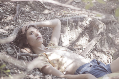 девушка лежит на земле среди корней дерева идеи для осенней фотосъемки